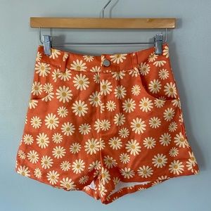 High-waisted Daisy print shorts
